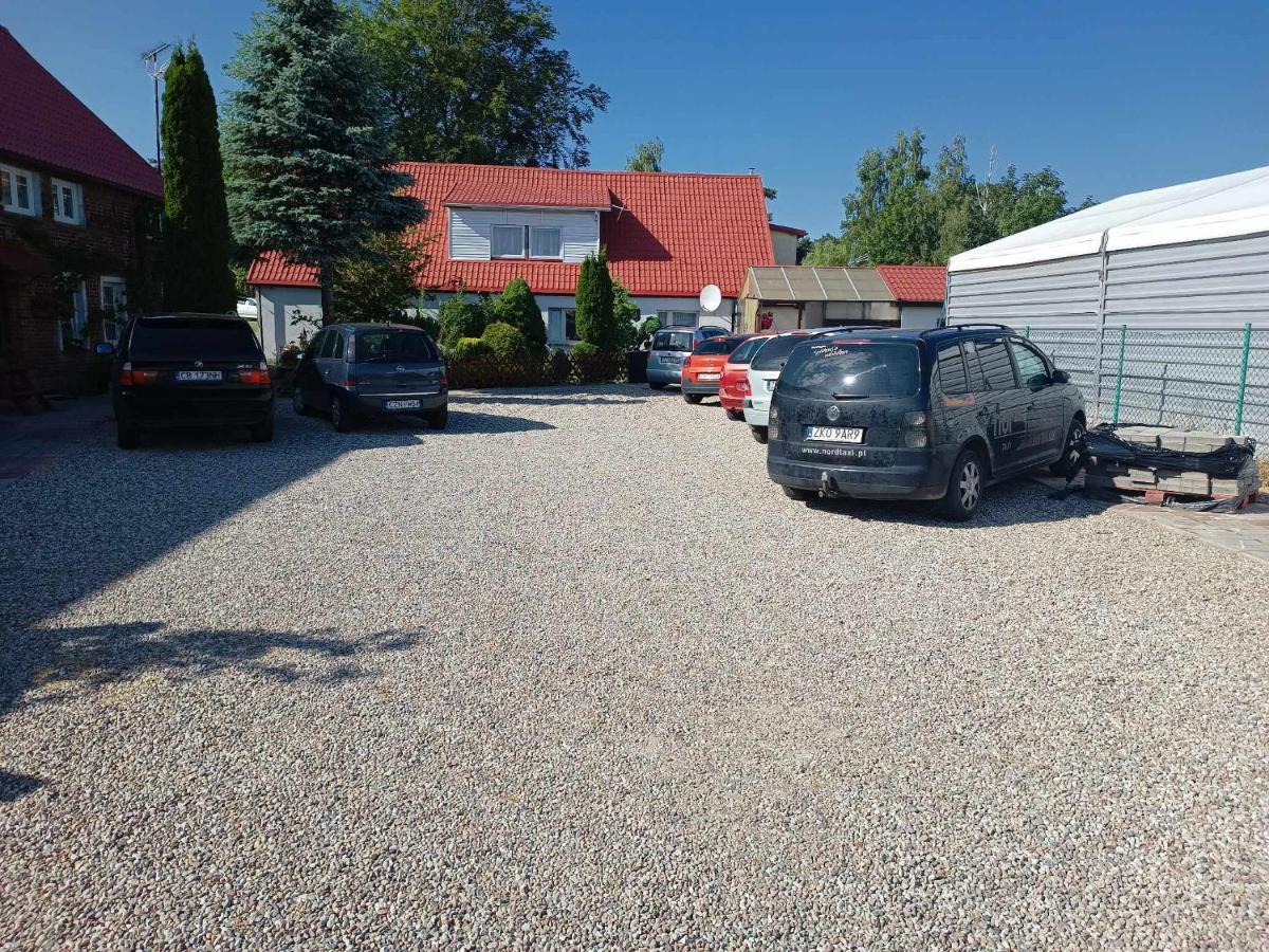 Hotel Czerwony Dom Großmöllen Exterior foto